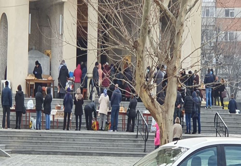 Slujbe în curtea bisericilor