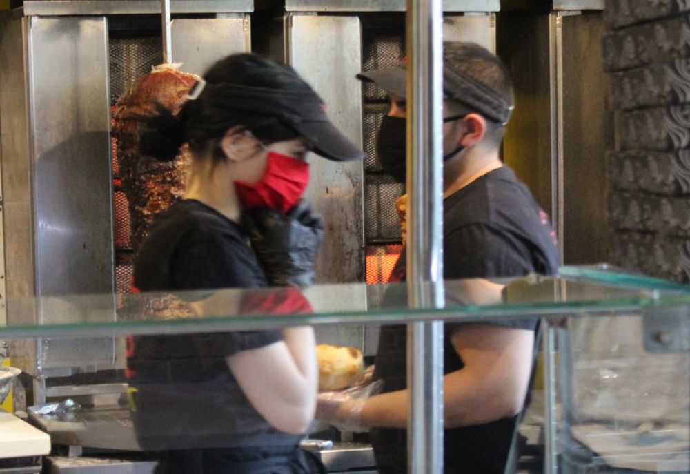 Hrană caldă oferită gratuit personalului medical de o firmă de fast-food din Brăila