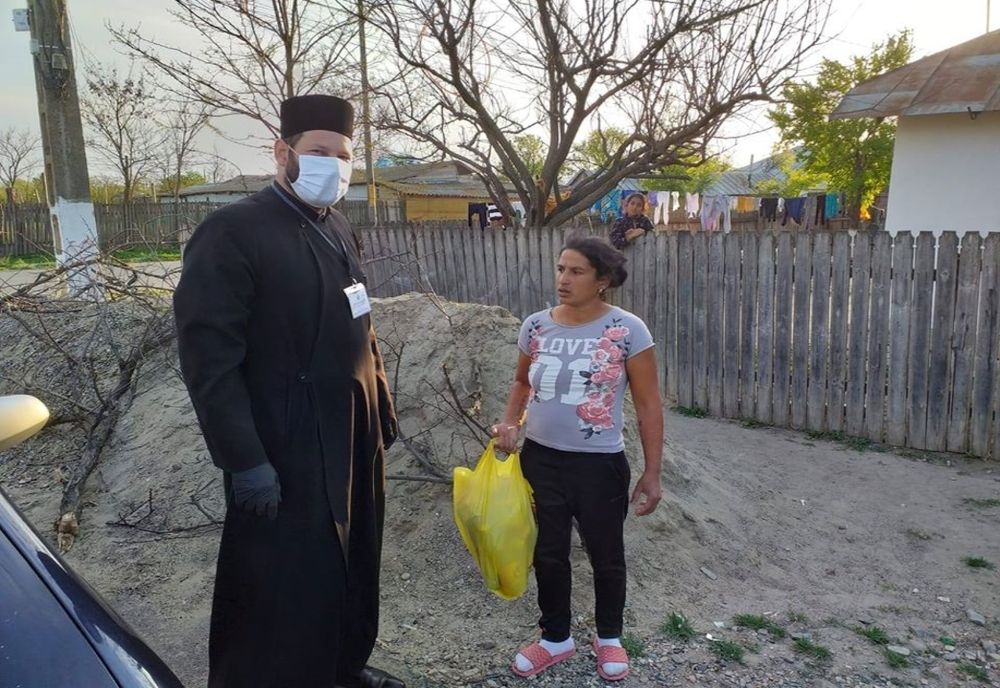 Pachete cu alimente neperisabile și alte daruri de suflet oferite de Parohia Viziru familiilor nevoiașe și vârstnicilor