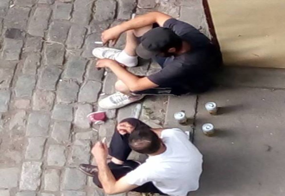 Doi brăileni depistați consumând băuturi alcoolice în spatele unui bloc