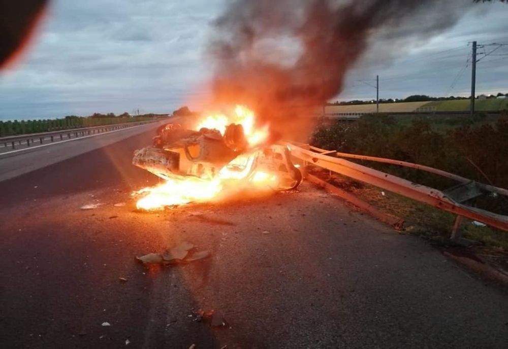 Mașină făcută scrum pe Autostrada Soarelui