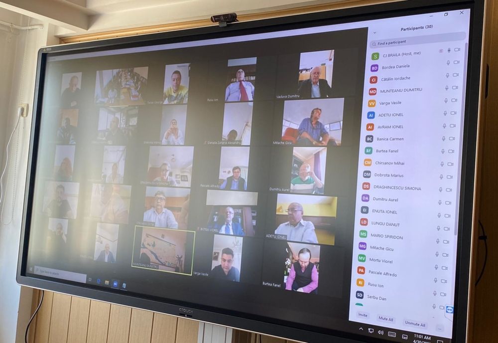 Consilierii județeni Botea și Mortu au venit cu propunerea ca banii necheltuiți pe Programul lapte-corn să fie relocați pentru achiziția de tablete pentru elevi