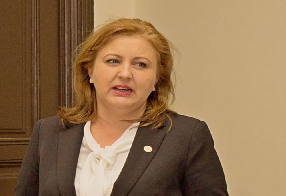 Deputatul Emilia Meiroșu înaintea votului pentru legea stării de urgență