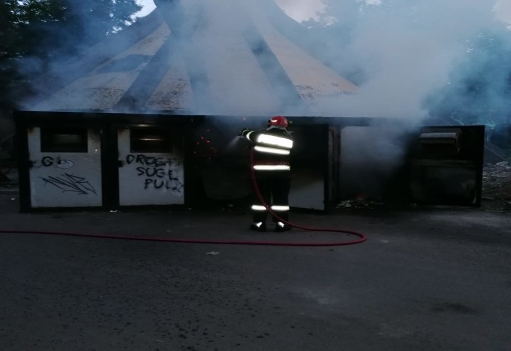 Video: După ce a dat foc modulului de colectare selectivă a gunoiului a asistat și la intervenția pompierilor