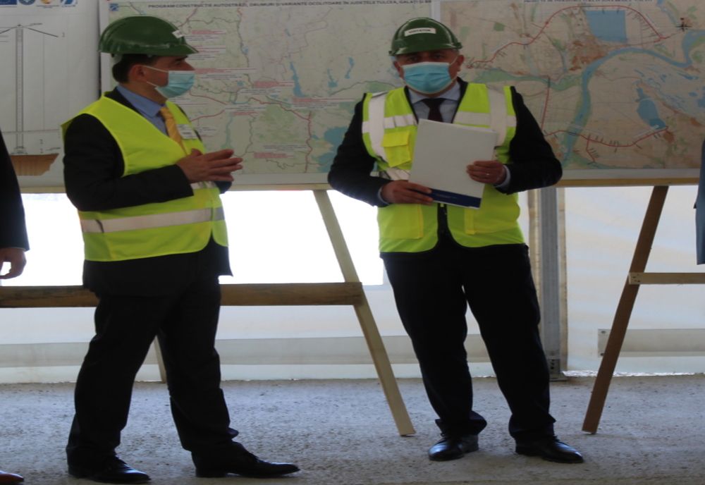 Orban și Bode au inspectat lucrările realizate la Podul suspendat peste Dunăre în zona Brăila