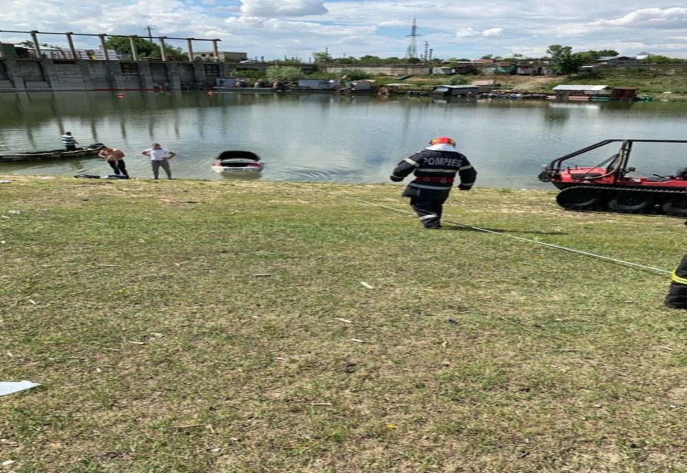 Autoturism scos de pompierii de la ISU Brăila dintr-un canal de irigații