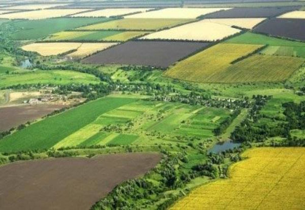 Un bărbat și-a prins o mână la un utilaj agricol