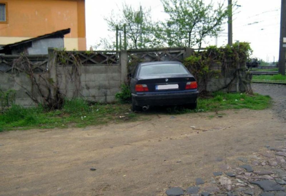 Un brăilean sub influența alcoolului a intrat cu mașina într-un gard