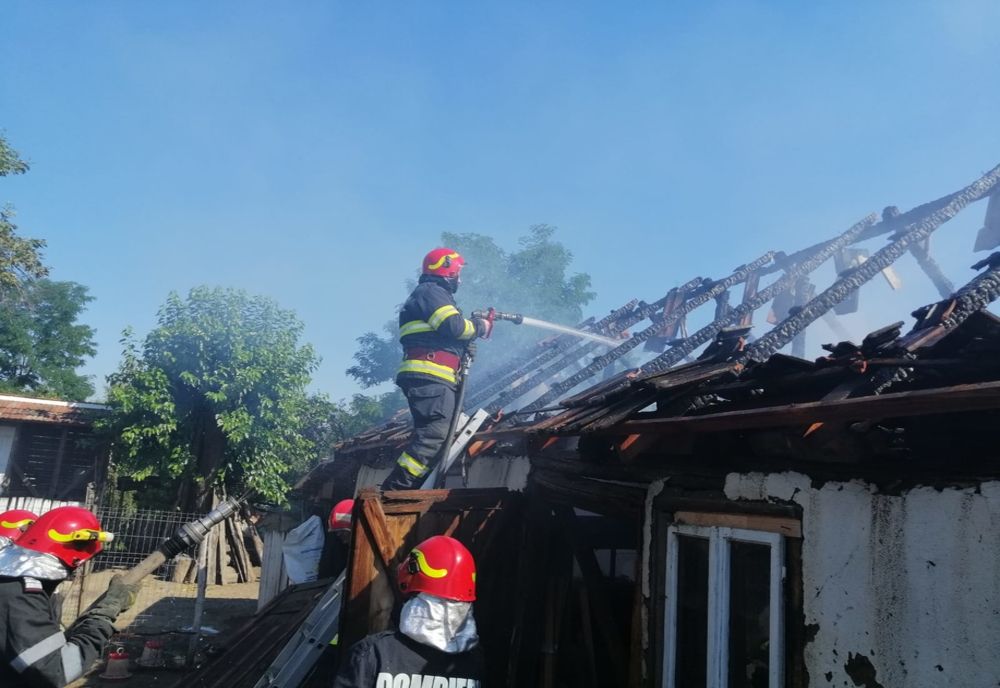 O familie din Mircea Vodă a rămas fără acoperiș deasupra capului în urma unui incendiu