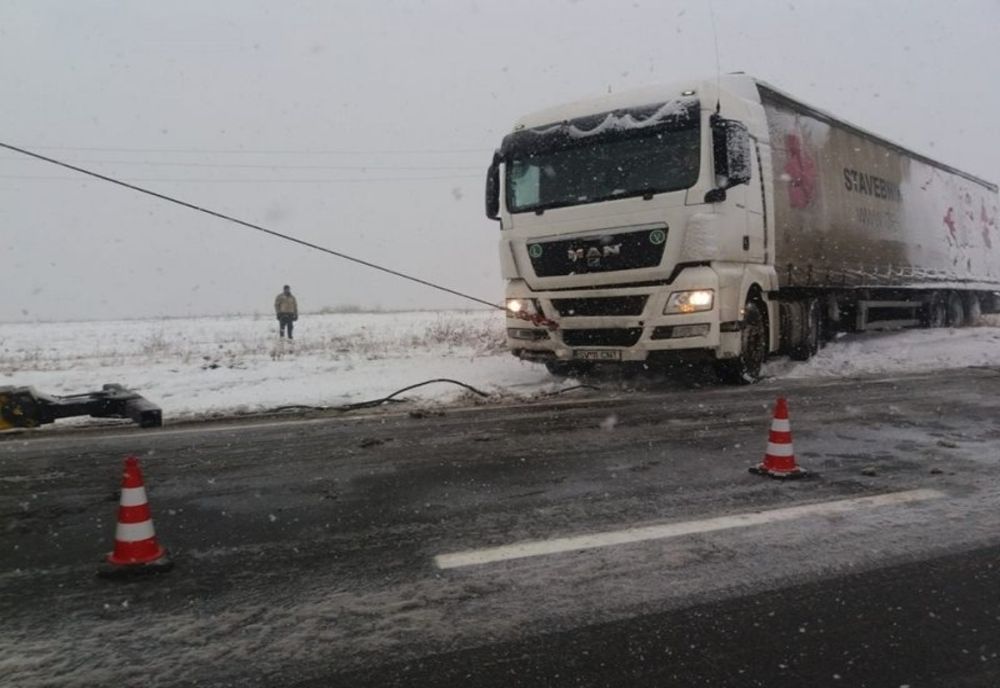Un TIR a derapat la ieșirea din Bărăganu și traficul a fost blocat aproape o oră