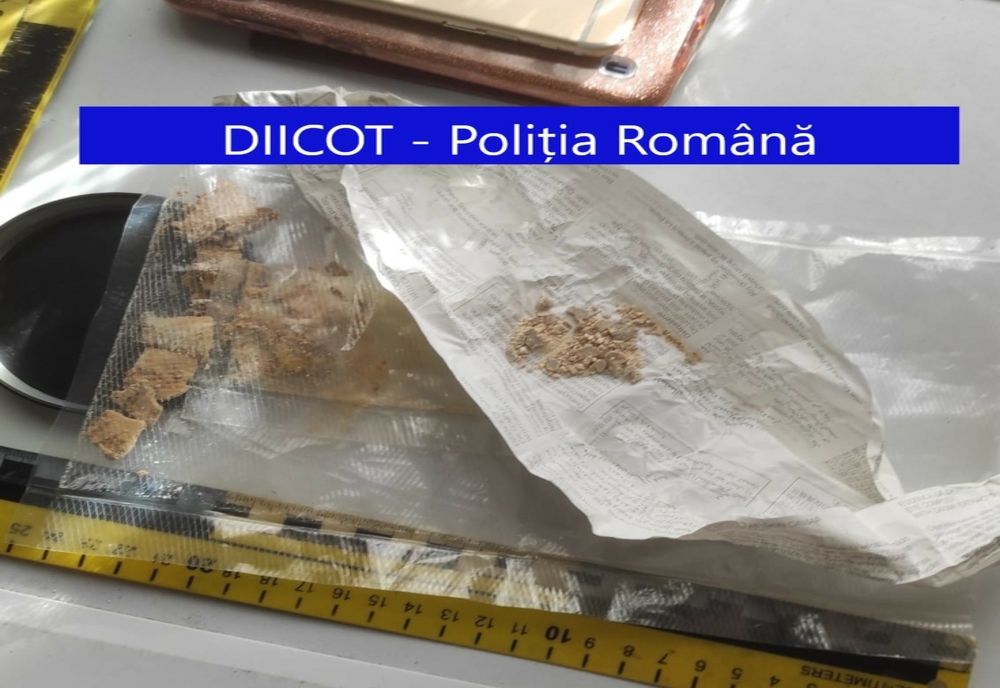Percheziții la persoane bănuite de trafic de droguri