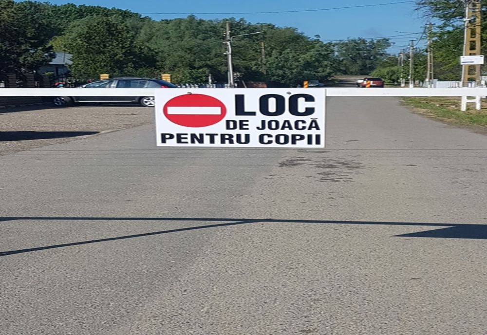 Loc de joacă pentru copii în mijlocul drumului județean