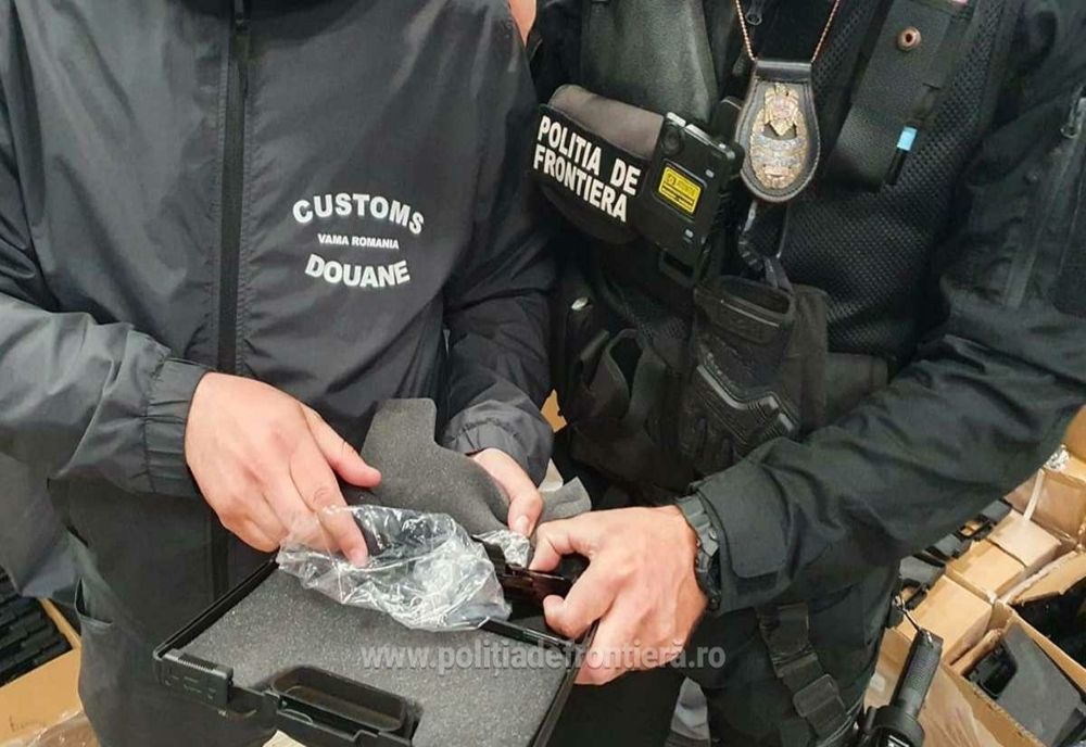 Video: Peste 2.800 de pistoale, depistate în PTF Isaccea, într-un autotren cu remorcă condus de un bărbat din Ucraina