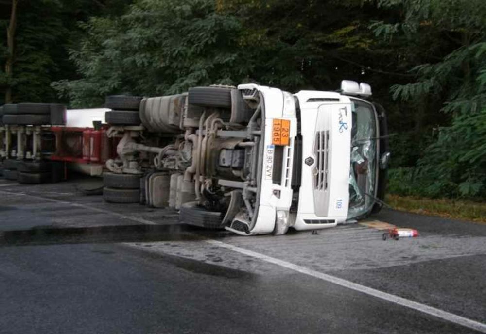 Cisternă răsturnată pe DN21A