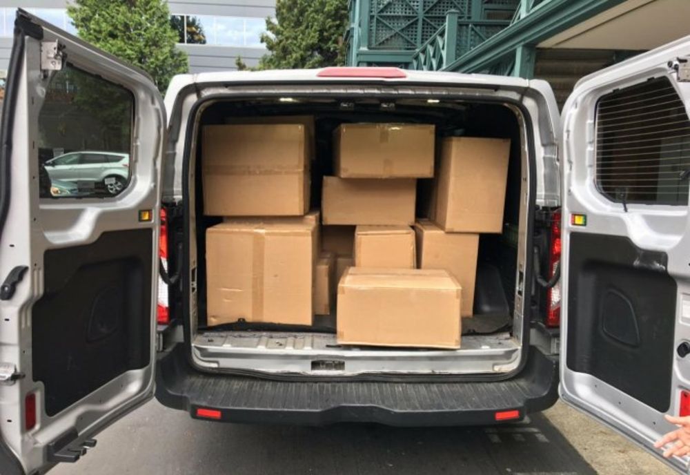 Transporta persoane și colete contra cost, pe ruta Brăila-Italia, fără a deține pentru această activitate autorizați