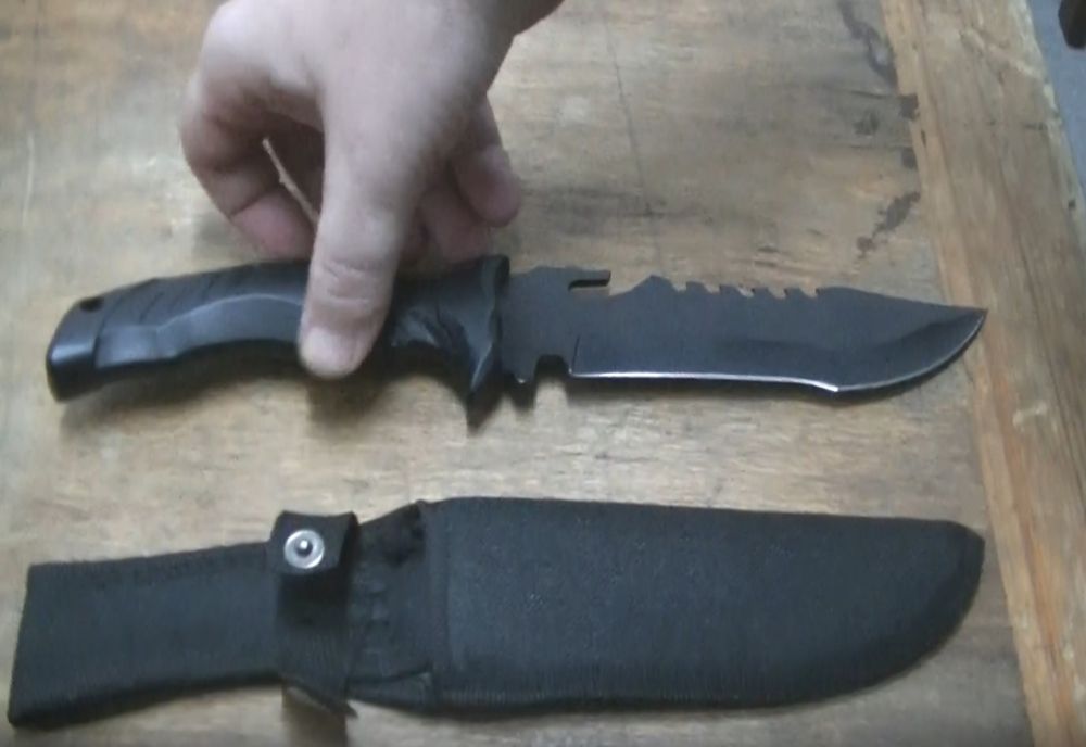 Depistat de jandarmi cu un cuțit asupra sa în zona unul loc de joacă pentru copii din cartierul Ansamblul Buzăului