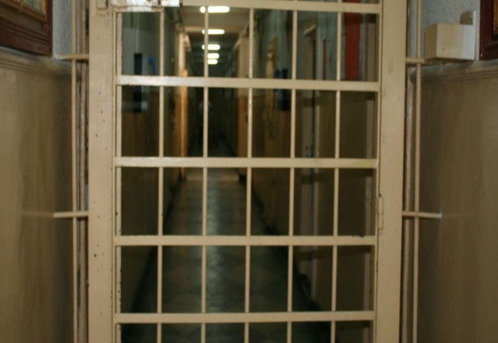 Arestat preventiv după ce a fugit de polițiști și a încercat să schimbe locul la volan cu pasagera din dreapta