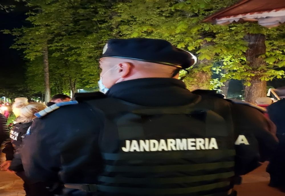 Dirija circulația cu un cuțit la brâu și în bustul gol în mijlocul intersecției