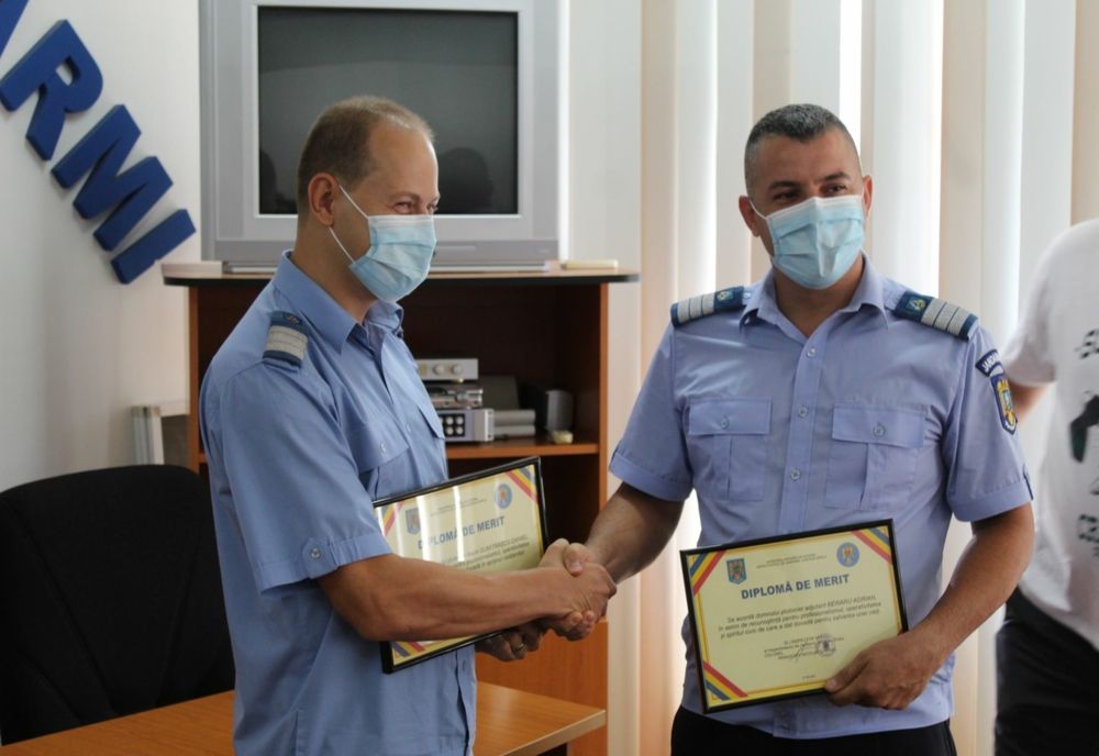 Video: Festivitatea de înmânare a diplomelor de merit celor doi subofițeri care s-au remarcat prin profesionalism, operativitate și spirit civic în timpul liber