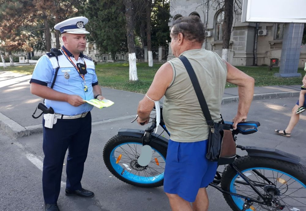Acțiuni ale polițiștilor de conștientizare a purtării vestei reflectorizante de conducătorii de trotinete electrice 