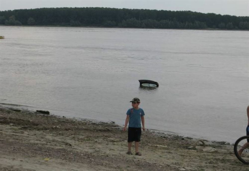 Mașină căzută în Dunăre, în zona localității Țăcău. 