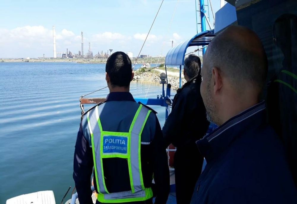 Polițiștii au identificat un teren, împrejmuit cu gard metalic,care coboară de la digul de protecție, până la luciul de apă, ridicat prin depunerea de deșeuri provenite din construcții și pământ