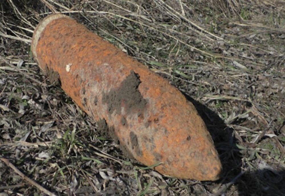 Proiectil exploziv calibrul 150 mm găsit în urma unor lucrări agricole pe raza comunei Mircea Vodă