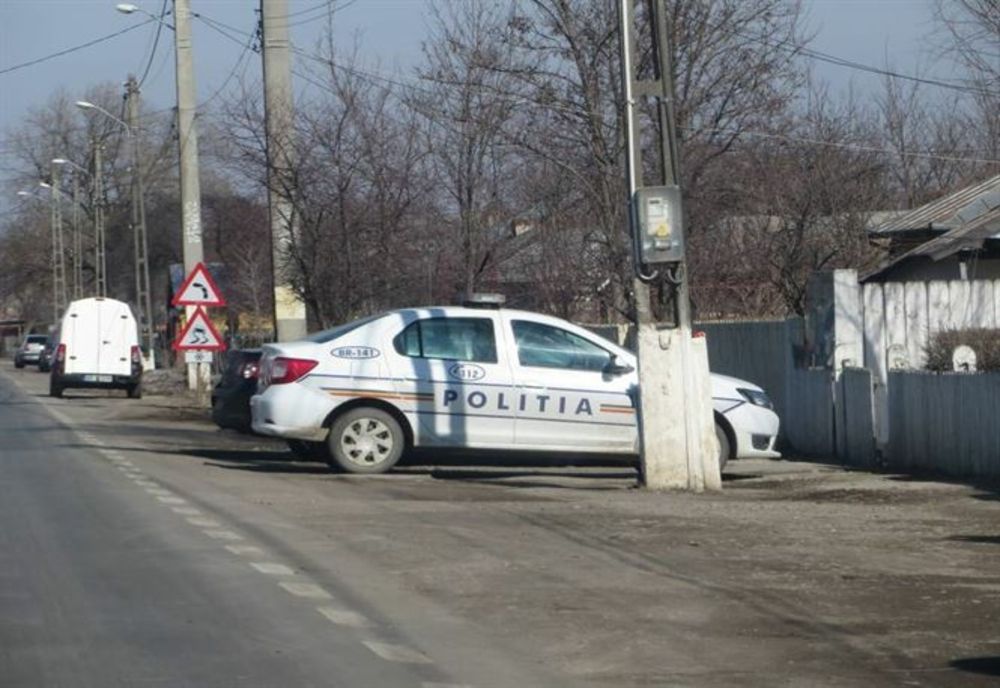 Polițiștii au efectuat semnalul de oprire al unui autovehicul condus de un bărbat, care nu s-a conformat, iar când a fost oprit la volan se afla o femeie