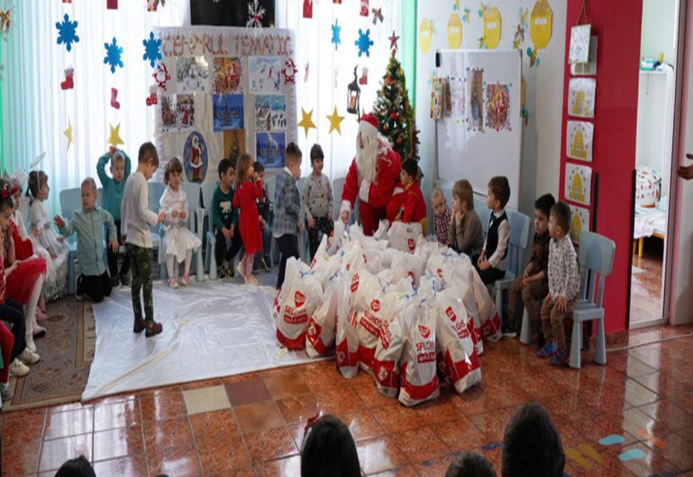 Moș Crăciun a venit astăzi la copiii de la Grădiniţa „Familia“ din municipiul Brăila