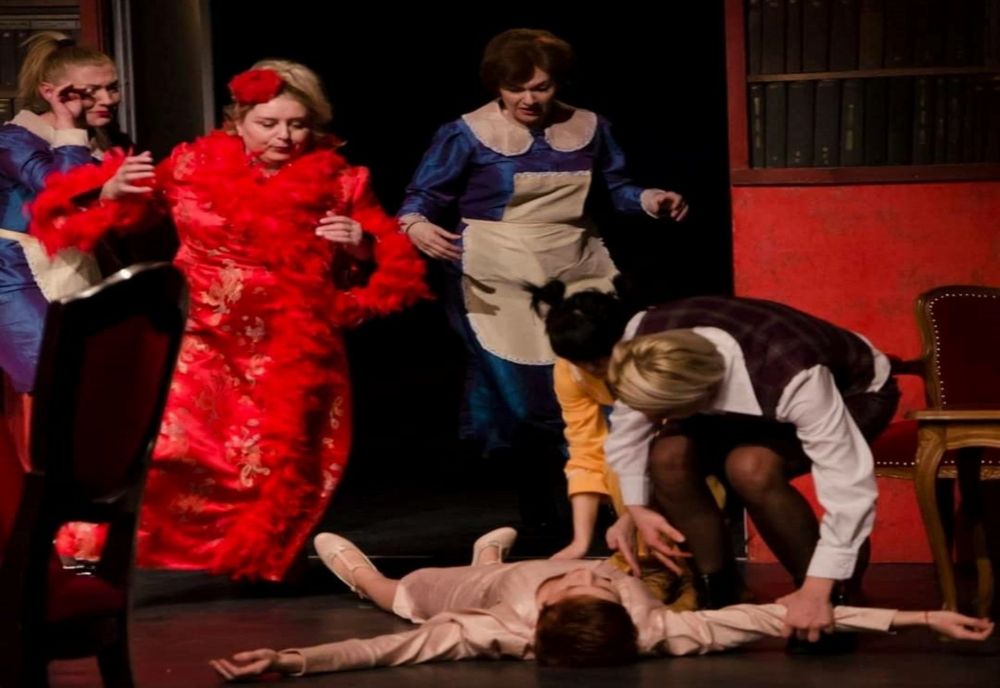 Spectacolul ”8 femei” se joacă vineri și sâmbătă