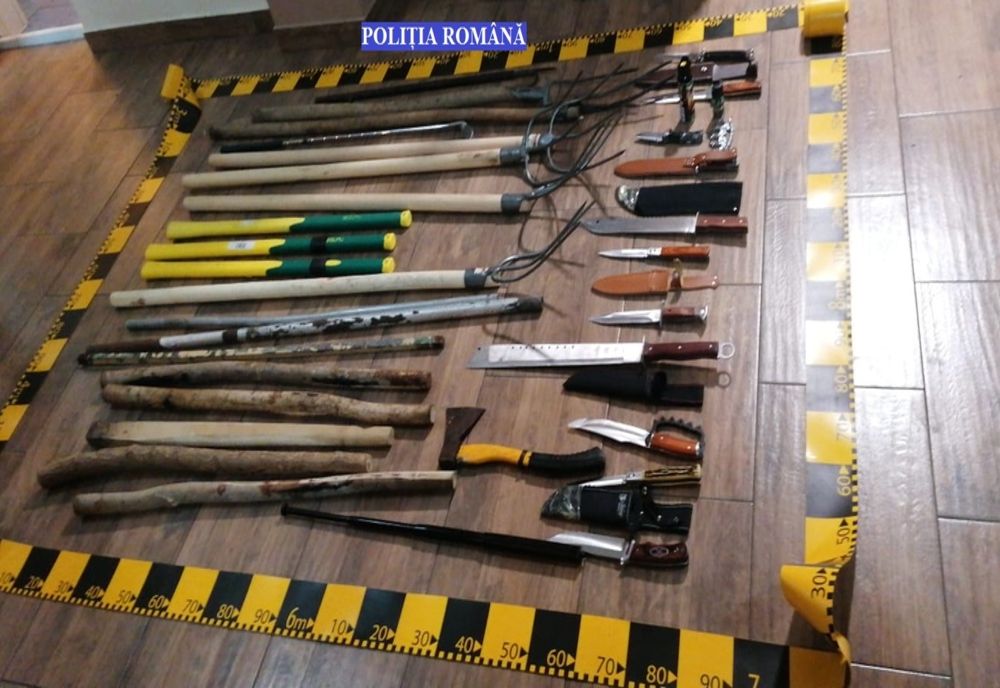 Furci, topoare, cuțite și bâte descoperite de polițiști la persoanele suspecte că au distrus un vehicul parcat pe Calea Galați din municipiul Brăila