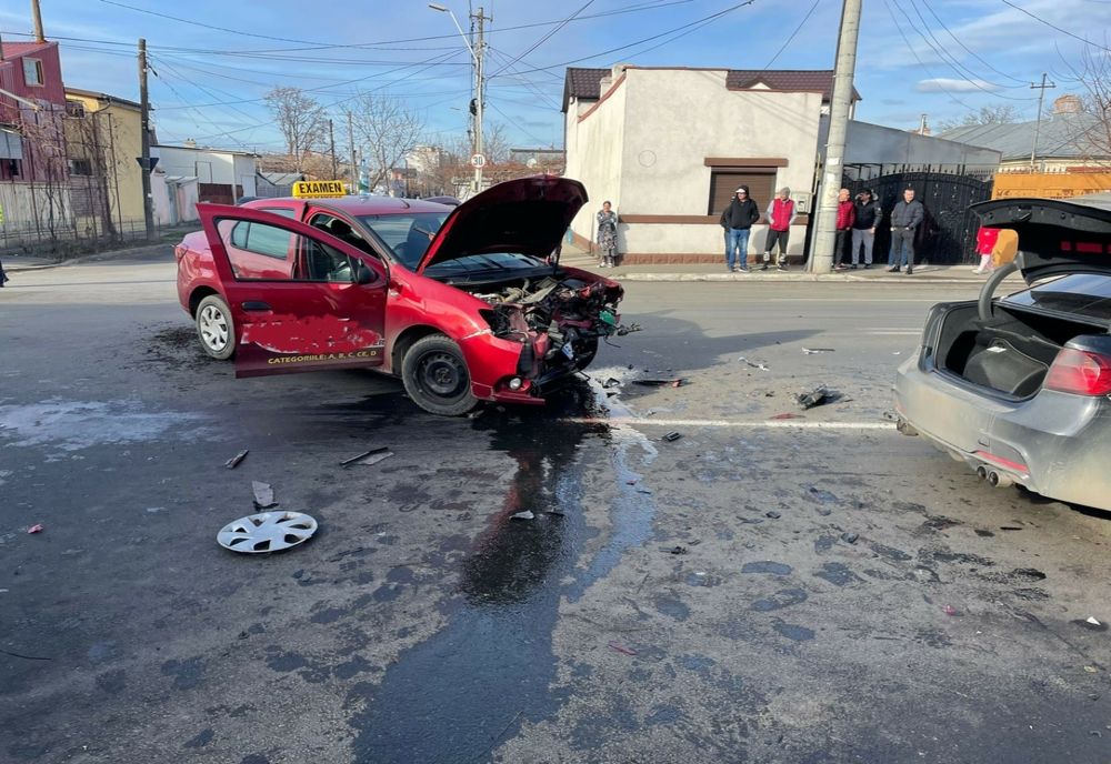 Video: Accident pe strada Griviței cu o mașină de la Școala de șoferi