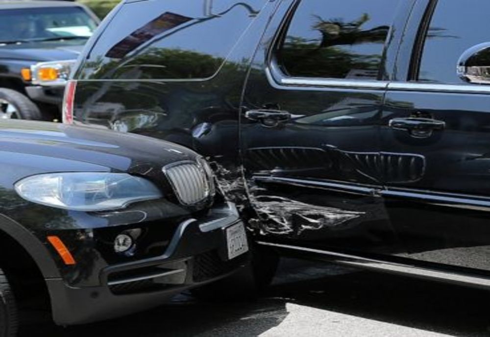 Un șofer băut a lovit un autoturism parcat pe Bulevardul Dorobanților