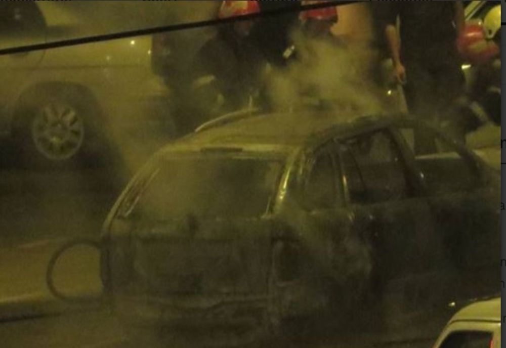 O mașina a luat foc în parcare