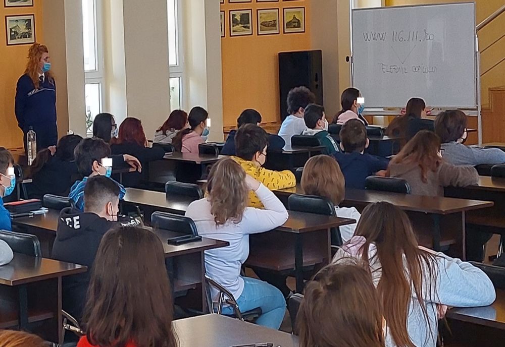 Activități ale polițiștilor brăileni în Campania națională de prevenire a agresiunii sexuale asupra minorilor „Atingeri Nedorite”