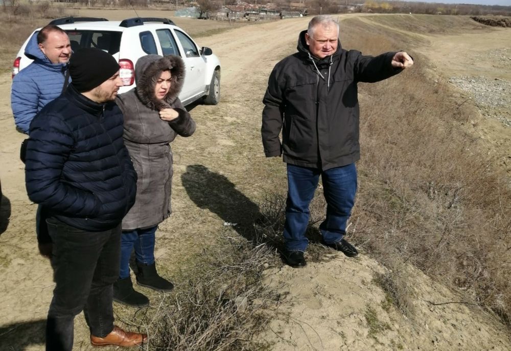 Prefectul a inspectat stadiul lucrărilor de consolidare și supraînălțare a digului de pe malul drept al râului Siret, din dreptul satului Corbu Vechi