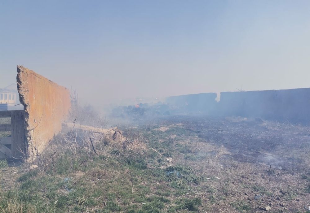 Foto: Incendiu la o fermă de animale din comuna Vădeni