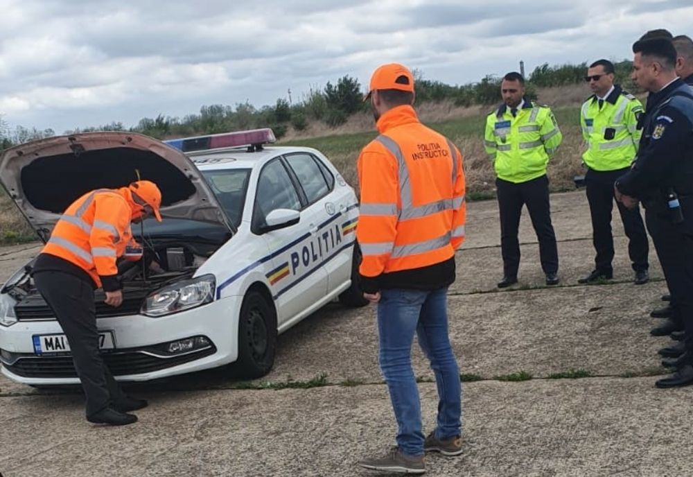 Video: Instruire a polițiștilor brăileni cu privire la conducerea autovehiculelor  în regim defensiv și în regim prioritar, pe aerodromul din orașul Ianca