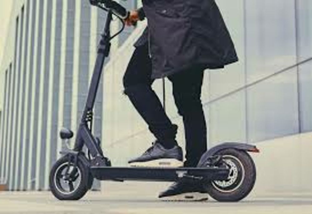 O tânără de 17 ani lovită de o mașină, în timp ce traversa bulevardul Dorobanților, pe trecerea de pietoni, pe o trotinetă electrică