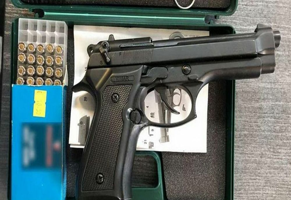 Armă neletală descoperită de polițiști în mașina unei femei din localitatea Vișani