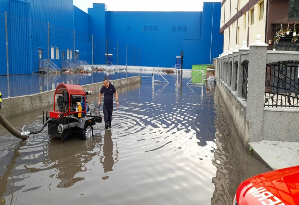 Străzi inundate în Brăila în urma ploilor torențiale