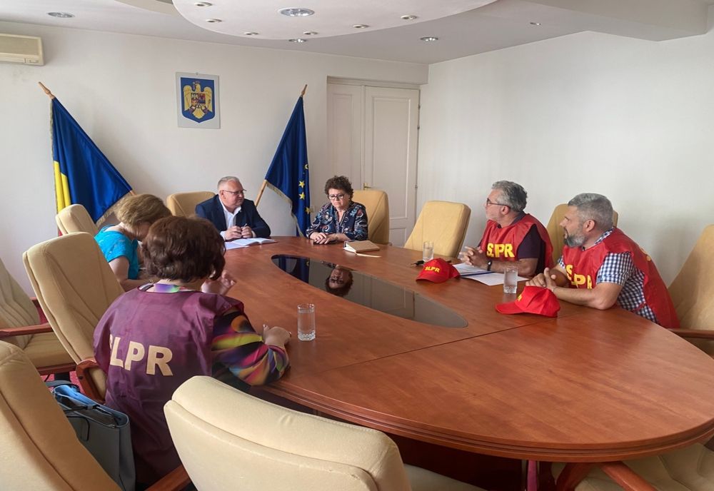 Lucrătorii poştali au pichetat Prefectura Brăila