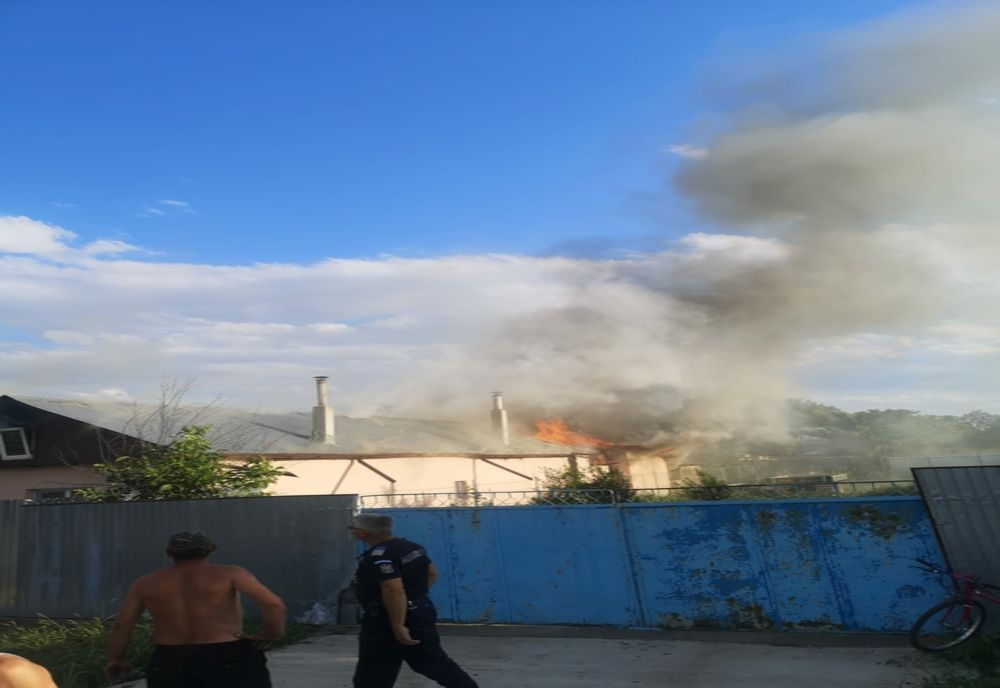Video: Incendiu la o locuință din localitatea Scorțaru Vechi.