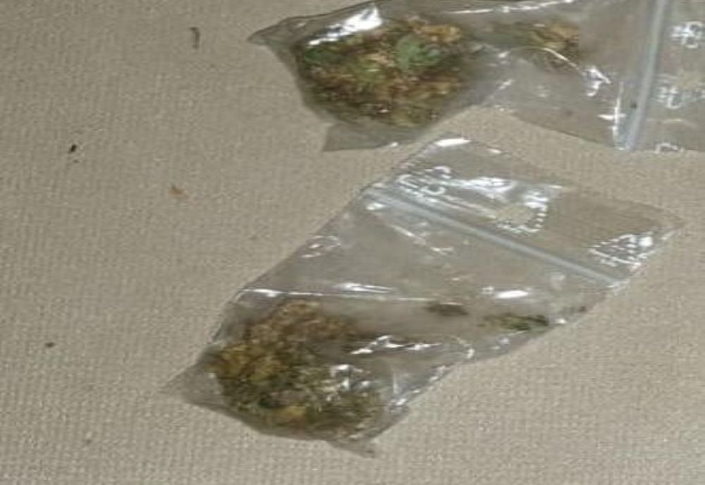 Brăilean depistat de jandarmi având în buzunar două pliculețe care conțineau o substanță vegetală de culoare verde