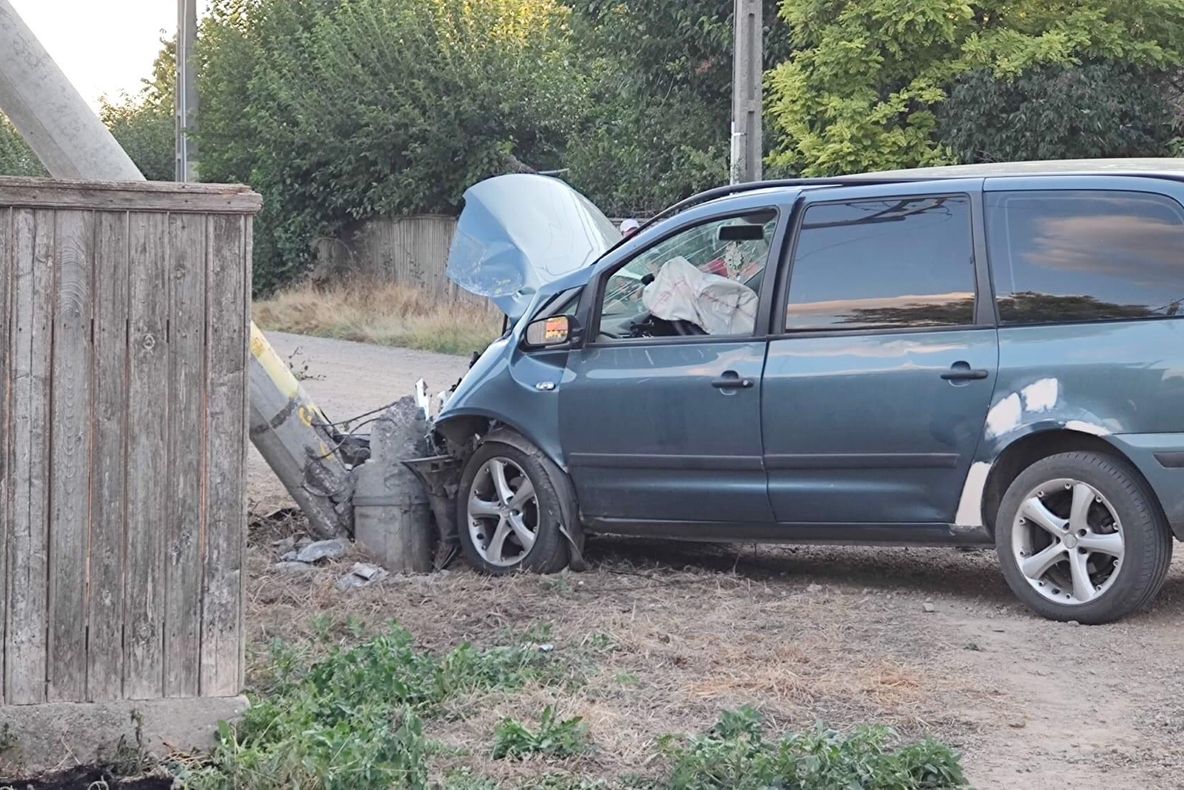 Rupt de beat, un bărbat din Lacu Sărat a intrat cu mașina într-un stâlp de electricitate
