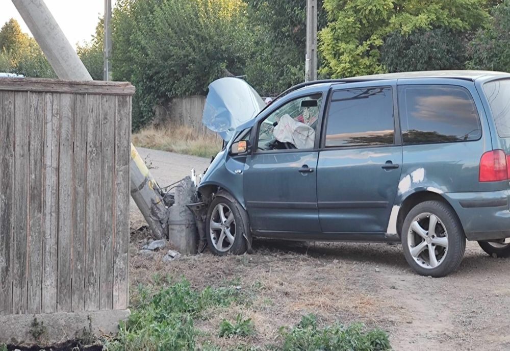 Bărbatul care a intrat cu mașina într-un stâlp de electricitate în localitatea Lacu Sărat a fost reținut pentru 24 de ore