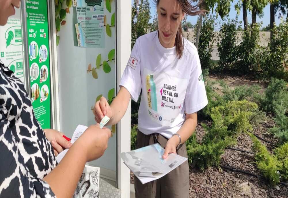 250 de brăileni s-au mobilizat să colecteze deșeuri în schimbul călătoriilor cu autobuzul într-o singură zi, în campania „România Schimbă PET-ul cu biletul”