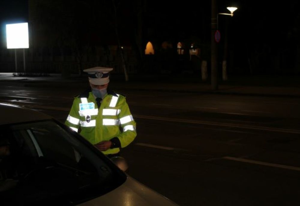 Un tânăr din Zăvoaia, fără permis, nu a oprit la semnalele polițiștilor și s-a oprit cu mașina într-un indicator rutier și o masă de beton