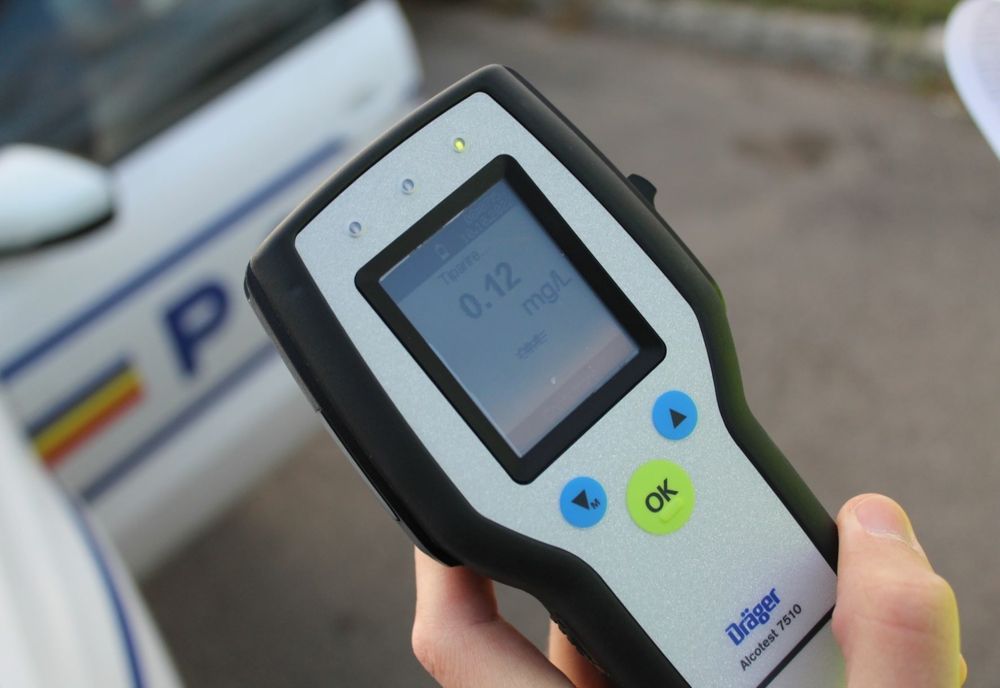 Șofer de maxi-taxi depistat la volan sub influența alcoolului