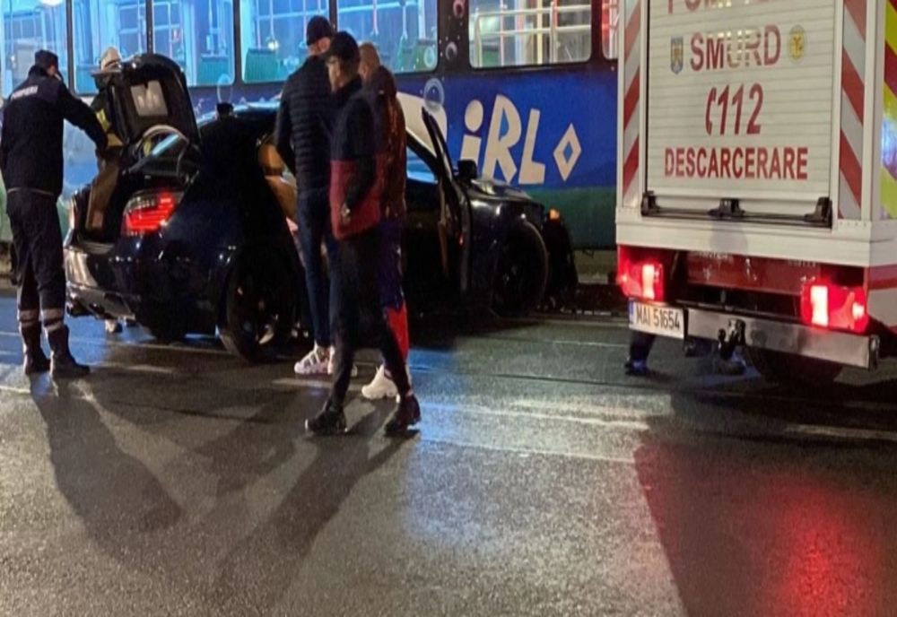 A intrat cu viteză în intersecție și s-a oprit într-un tramvai aflat în stație